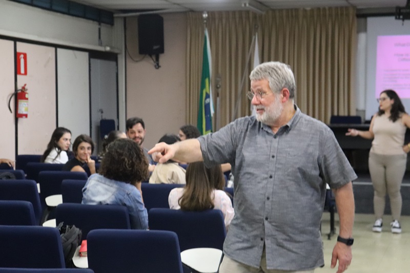 Professor David Bloome lidera seminário sobre pesquisa etnográfica na FaE/UFMG