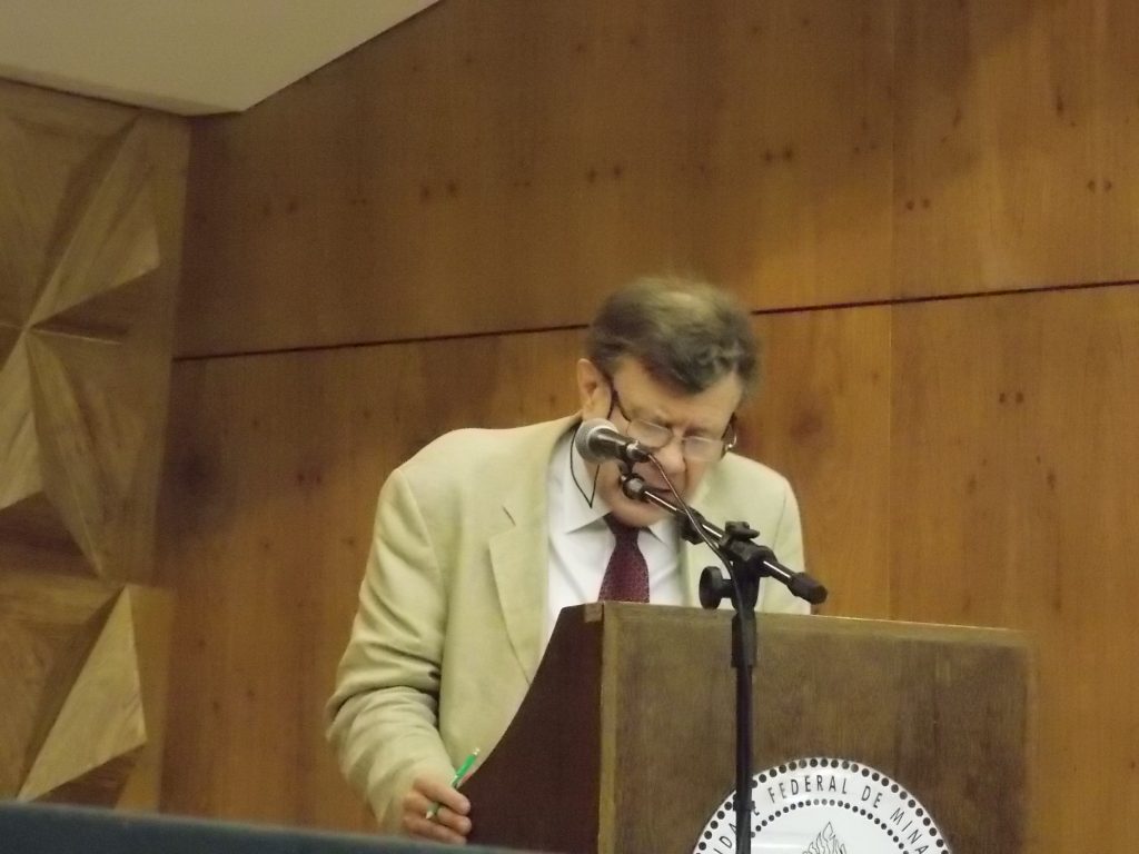 Olhar atrás para pensar à frente