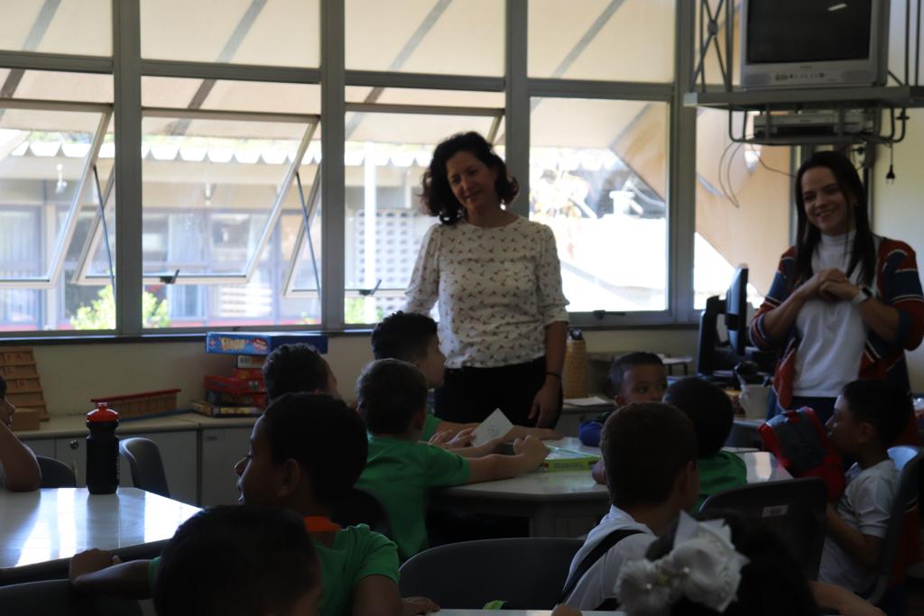 Turmas de 1º ano da Rede Municipal visitam espaços da Faculdade de Educação da UFMG