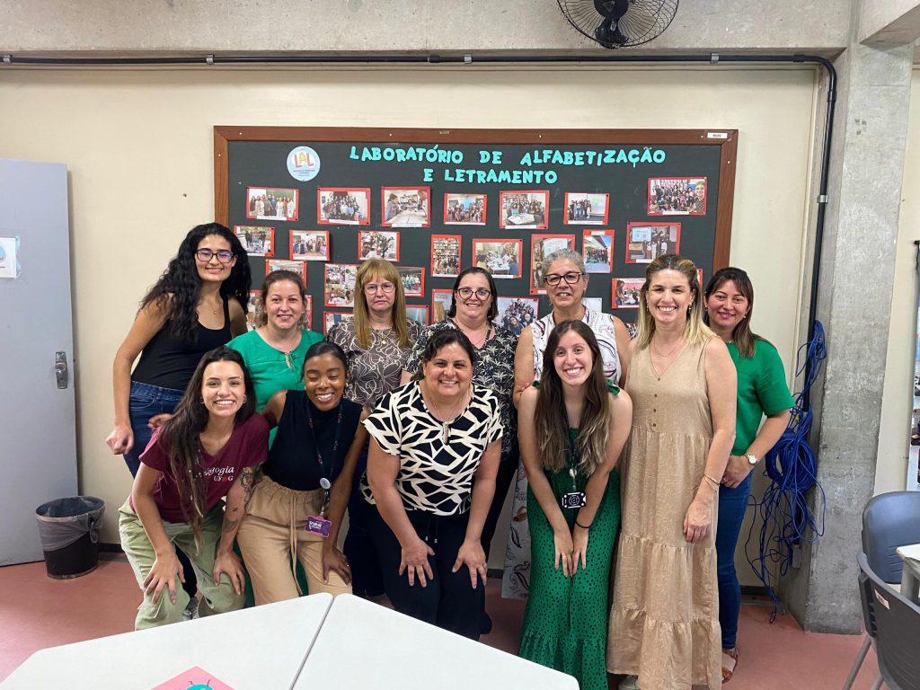 Grupo de professores de Mato Grosso do Sul visita o Laboratório de Alfabetização e Letramento no Ceale