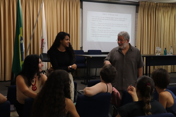 Seminário sobre pesquisa em educação liderado por professor americano é encerrado