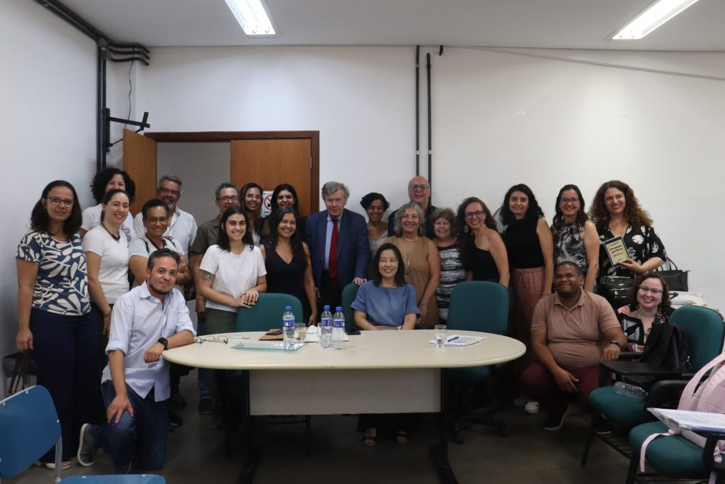 Conversas do NEPCED/CEALE recebe Roger Chartier para debate sobre cultura escrita digital