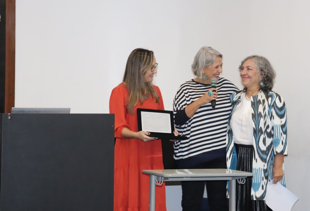 Professora Isabel Frade recebe Prêmio Magda Soares