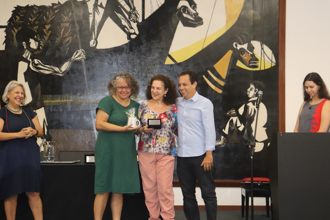 Pesquisadora do CEALE recebe homenagem por aposentadoria
